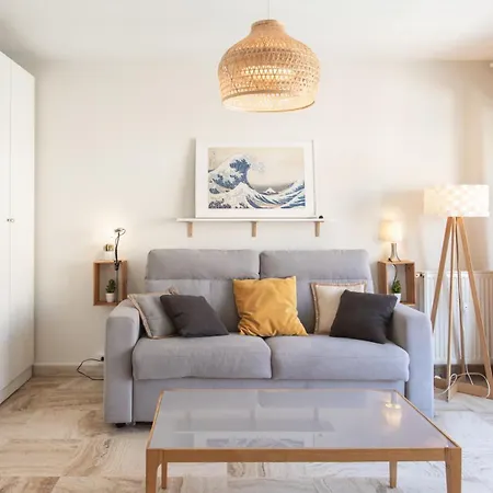 아파트 5min Train Station & Sea - Ac & Balcony *