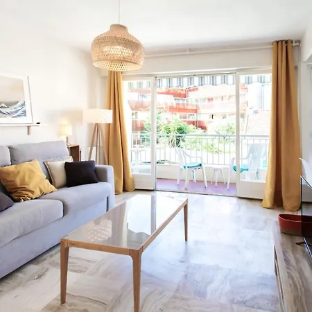 아파트 5min Train Station & Sea - Ac & Balcony 앙티브